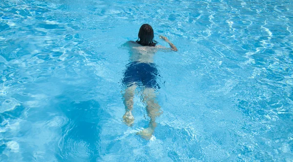 Adolescent garçon dans piscine extérieure — Photo