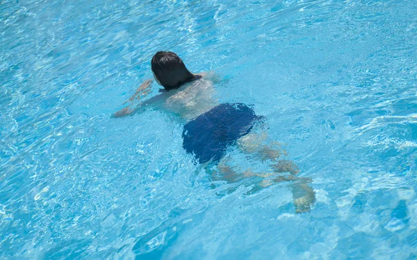 Adolescente en piscina al aire libre — Foto de Stock