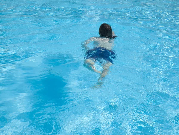 Teenage boy in outdoor pool — Stock Photo, Image