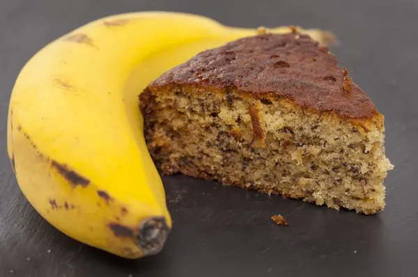 Bolo de banana na superfície da ardósia — Fotografia de Stock