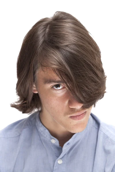 Portrait d'adolescent avec longue coupe de cheveux de surfeur — Photo