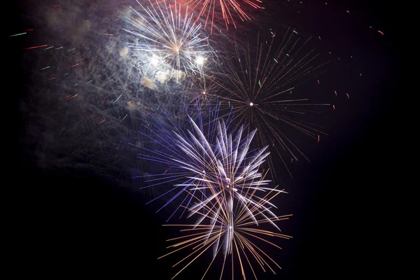 Feux d'artifice sur fond noir — Photo