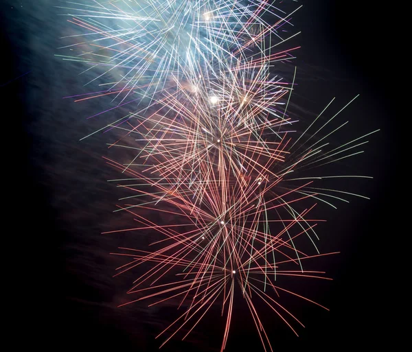 Feuerwerk auf schwarzem Hintergrund — Stockfoto