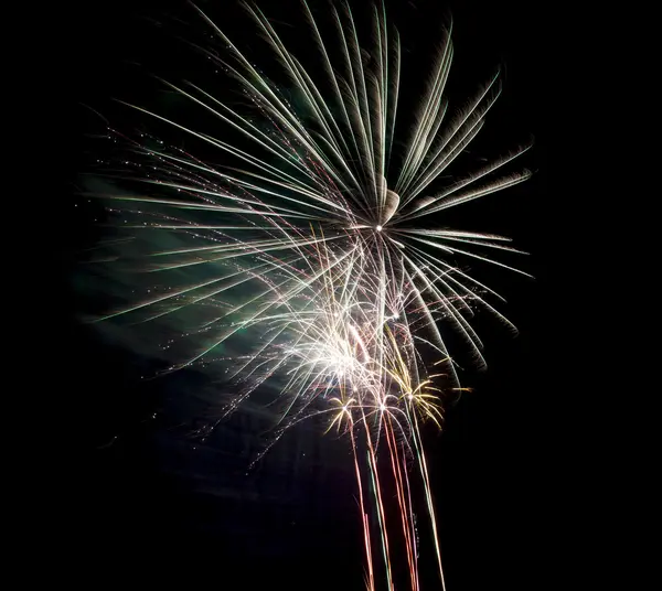 Feuerwerk auf schwarzem Hintergrund — Stockfoto