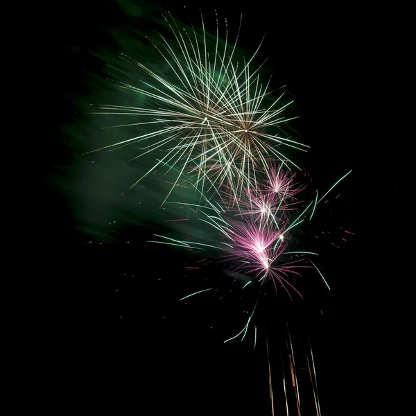 Fuegos artificiales sobre fondo negro — Foto de Stock