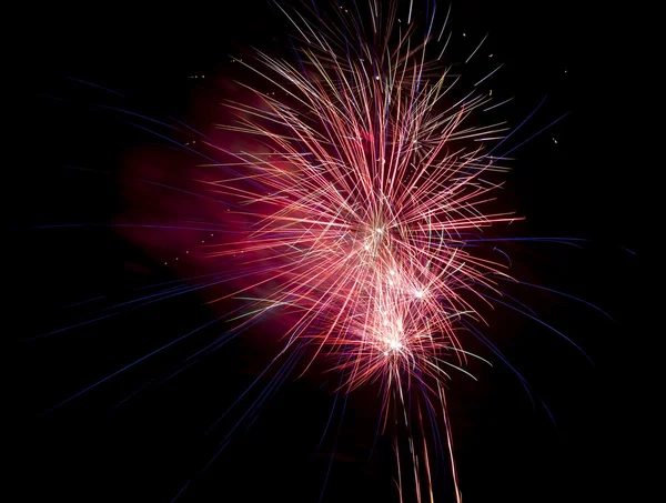 Feuerwerk auf schwarzem Hintergrund — Stockfoto