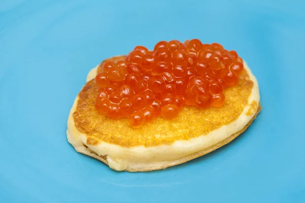 Thick pancakes with salmon roe — Stock Photo, Image
