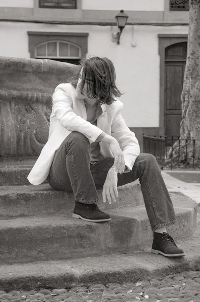 Adolescente esperando a alguien — Foto de Stock