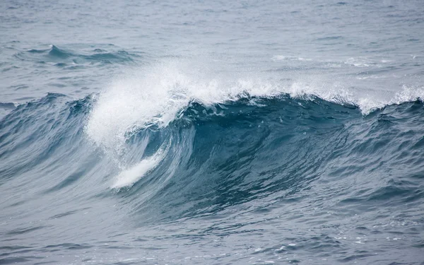 Olas oceánicas rompiendo — Foto de Stock