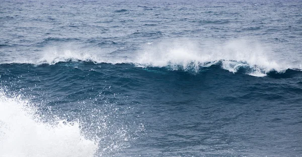 Olas oceánicas rompiendo — Foto de Stock