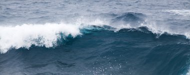 Okyanus dalgaları kırılıyor