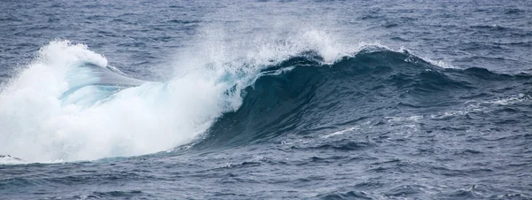 Ocean waves breaking — Stock Photo, Image