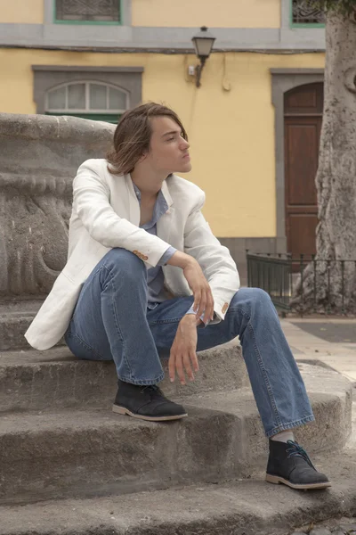 Adolescente in attesa di qualcuno — Foto Stock