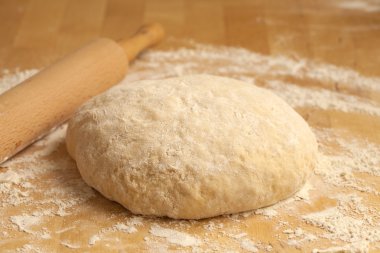 mayalı hamur ve oklava