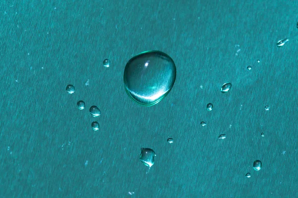 Superficie de metal cepillado azul con gotas de agua —  Fotos de Stock