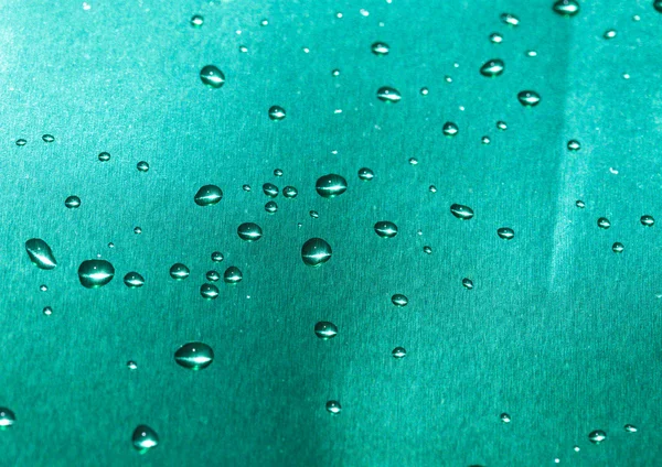 Superficie de metal cepillado azul con gotas de agua — Foto de Stock