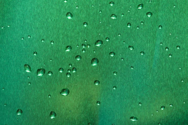 Blaue Oberfläche aus gebürstetem Metall mit Wassertropfen — Stockfoto