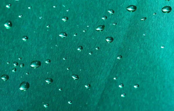 Superfície de metal escovado azul com gotas de água — Fotografia de Stock