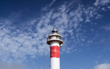 Fuerteventura, Kanarya Adaları, Faro Toston deniz fenerinin tepesinde uskumru gökyüzüne karşı