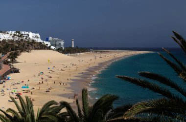 Morro Jable, İspanya - 11 Ekim: Turistler ve yerliler 11 Ekim 2020 tarihinde İspanya 'nın Fuerteventura kentinde bulunan Morro Jable yarımadasında Morro Jable plajının keyfini çıkardılar.