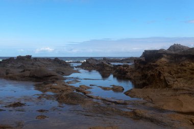 Gran Canaria 'nın kuzey kıyısı, Banaderos bölgesinin lav tarlaları, Montana de Arucas' ın patlamasından dolayı gri dokulu lavlar, Ekim ayındaki fırtınalı hava, volkanik kaya ile okyanustan ayrılan kayalıklar.