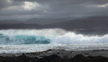 Gran Canaria 'nın kuzey doğu kıyısında, Epsilon kasırgası tarafından taşınan güçlü okyanus dalgaları El Confital plajının kıyısında kıyıya vuruyor.