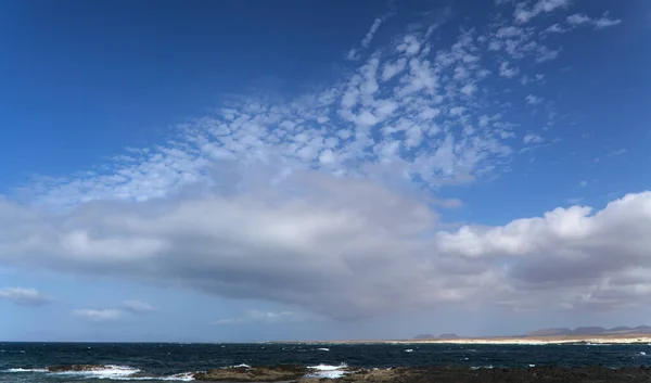 カナリア諸島のフエルテベントゥラ島北部のエル コティージョ島からランサローテ島への眺め — ストック写真