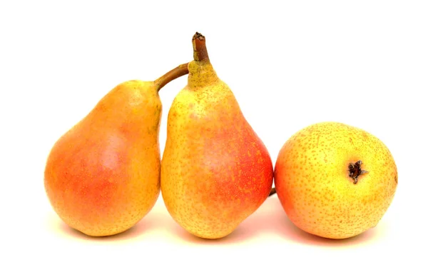 红色和黄色的小梨子在白色上隔离 — 图库照片
