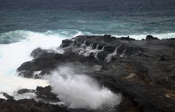 大加那利亚北岸 巴纳德罗斯地区熔岩场 阿鲁巴蒙大拿火山爆发后形成的灰色纹理熔岩 10月的暴风雨天气 火山岩将岩石与海洋隔开的岩石池 — 图库照片