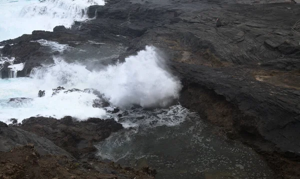 大加那利亚北岸 巴纳德罗斯地区熔岩场 阿鲁巴蒙大拿火山爆发后形成的灰色纹理熔岩 10月的暴风雨天气 火山岩将岩石与海洋隔开的岩石池 — 图库照片