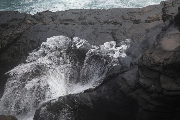 グラン カナリアの北海岸 バナデロス地域の溶岩原 モンタナ アルカスの噴火による灰色のテクスチャの溶岩 10月の荒天 火山岩によって海から分離された岩プール — ストック写真