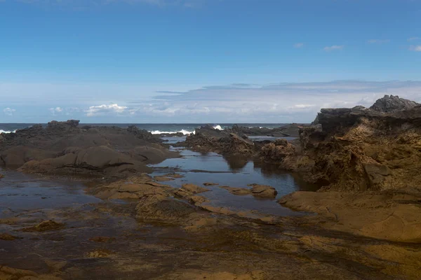 グラン カナリアの北海岸 バナデロス地域の溶岩原 モンタナ アルカスの噴火による灰色のテクスチャの溶岩 10月の荒天 火山岩によって海から分離された岩プール — ストック写真