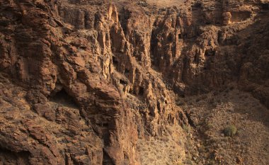 Gran Canaria, Barranco Hondo 'nun etrafındaki yürüyüş yolu boyunca uzanan manzaralar, adanın güney tarafındaki derin vadi, mağaralar ve mağaralarla dolu, Juan Grande köyüne yakın.