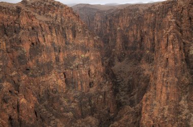Gran Canaria, Barranco Hondo 'nun etrafındaki yürüyüş yolu boyunca uzanan manzaralar, adanın güney tarafındaki derin vadi, mağaralar ve mağaralarla dolu, Juan Grande köyüne yakın.
