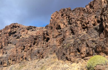 Gran Canaria, Barranco Hondo 'nun etrafındaki yürüyüş yolu boyunca uzanan manzaralar, adanın güney tarafındaki derin vadi, mağaralar ve mağaralarla dolu, Juan Grande köyüne yakın.