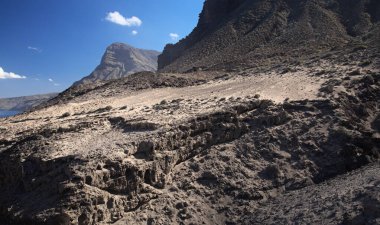 Gran Canaria, Punta de las Arenas 'ın batı yakasındaki vadilerde inanılmaz kum taşı erozyon figürleri, Playa de Artenara olarak da bilinir.
