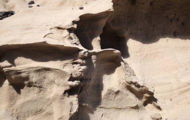 Gran Canaria, Punta de las Arenas 'ın batı yakasındaki vadilerde inanılmaz kum taşı erozyon figürleri, Playa de Artenara olarak da bilinir.