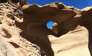Gran Canaria, Punta de las Arenas 'ın batı yakasındaki vadilerde inanılmaz kum taşı erozyon figürleri, Playa de Artenara olarak da bilinir.