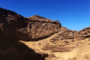 Gran Canaria, Punta de las Arenas 'ın batı yakasındaki vadilerde inanılmaz kum taşı erozyon figürleri, Playa de Artenara olarak da bilinir.