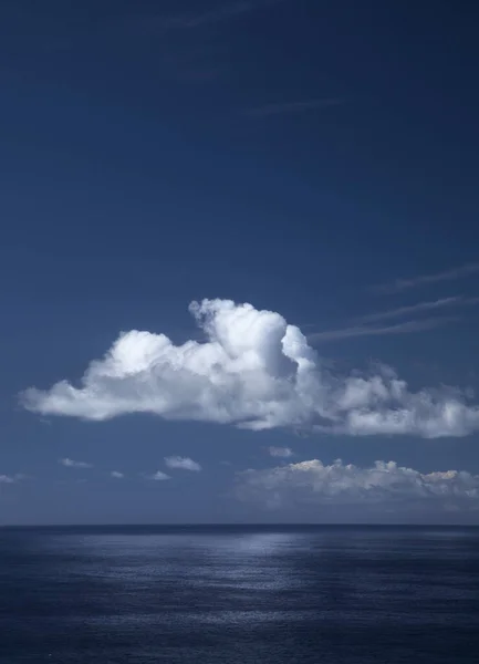 Luce Cumulus Nuvole Sopra Oceano Sfondo Naturale — Foto Stock
