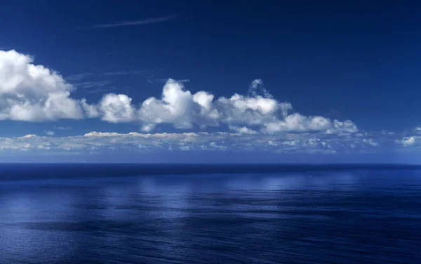 Luz Cúmulos Nubes Sobre Océano Fondo Natural —  Fotos de Stock