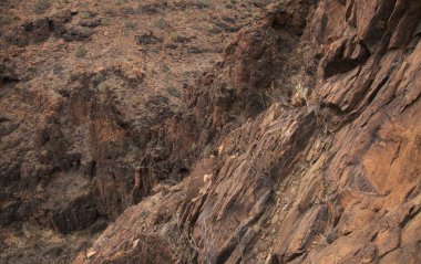 Büyük Kanarya, adanın güney kısmındaki Barranco del Toro 'nun çevresindeki yürüyüş rotası boyunca uzanan manzaralar, San Agustin tatil köyüne yakın mağaralar ve mağaralarla dolu.