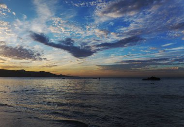 Las Palmas de Gran Canaria 'daki Las Canteras plajında güzel bir gün batımı 