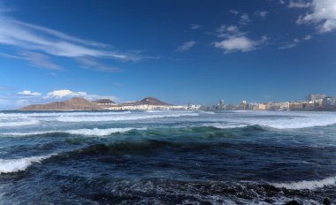 30 Kasım 2020 'de Las Palmas de Gran Canaria, İspanya' da Clement 'in getirdiği güçlü dalgalar Las Canteras şehir plajı boyunca kırılıyor.