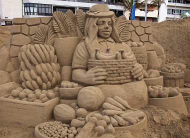 Las Palmas de Gran Canaria, İspanya - Düzenbaz 05: Ziyaretçiler, Las Canteras şehir plajında kumdan yapılmış doğum sahneleri olan Belen de Arena 'ya hayranlık duyuyorlar.