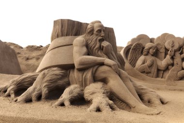 Las Palmas de Gran Canaria, İspanya - Düzenbaz 05: Ziyaretçiler, Las Canteras şehir plajında kumdan yapılmış doğum sahneleri olan Belen de Arena 'ya hayranlık duyuyorlar.