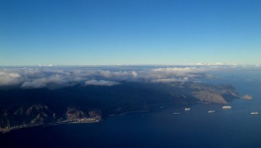 Tenerife 'nin doğusu havadan, kuzey havaalanına yaklaşıyor, kışın akşam ışığı 