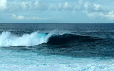 Gran Canaria, kuzey kıyısı, Puertillo de Banaderos bölgesi, kıyı boyunca güçlü okyanus dalgaları.