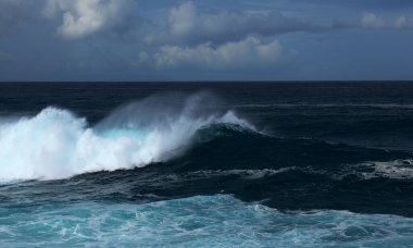 Gran Canaria, kuzey kıyısı, Puertillo de Banaderos bölgesi, kıyı boyunca güçlü okyanus dalgaları.