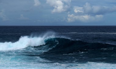 Gran Canaria, kuzey kıyısı, Puertillo de Banaderos bölgesi, kıyı boyunca güçlü okyanus dalgaları.